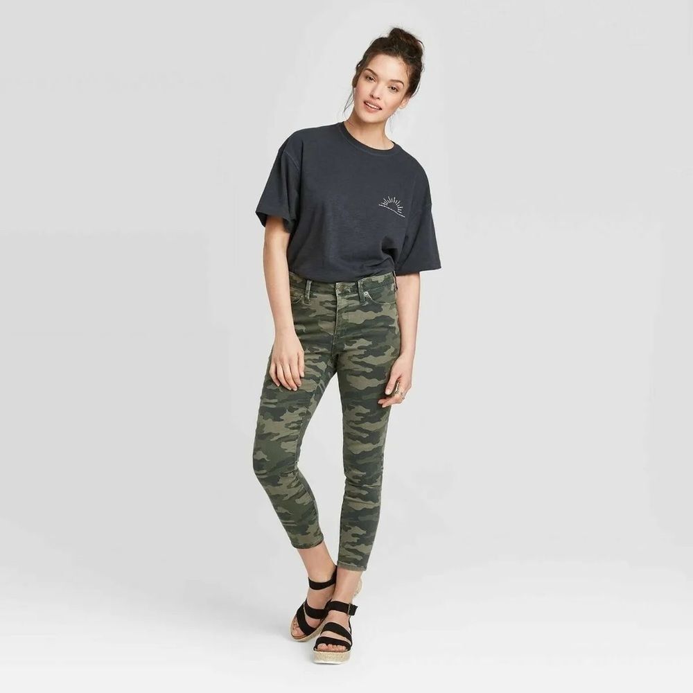 ✨5 for $15✨ Universal Thread High Rise Camo Pants